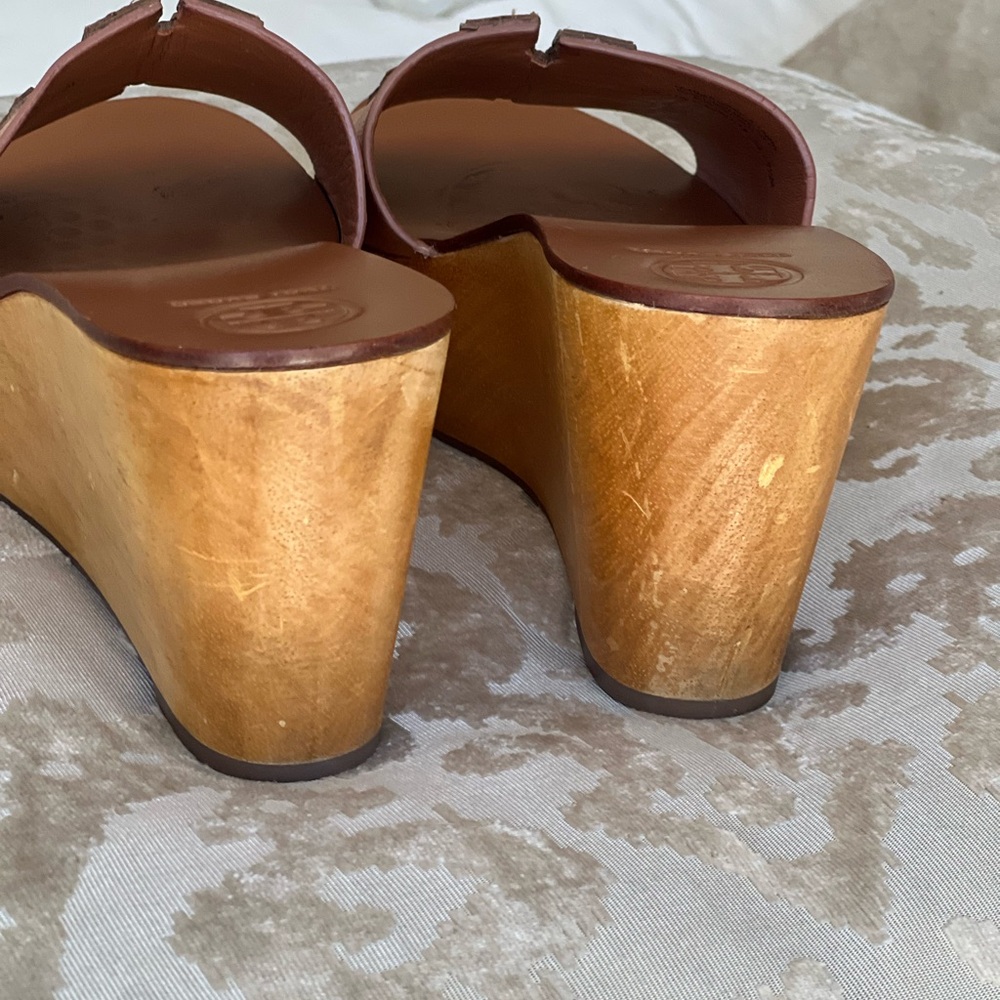 Tory Burch Tan and Gold Sandals - Picture 4 of 5